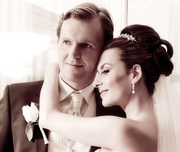 Brautpaar in Sepia, Braut mit Hochsteckfrisur und Haarschmuck