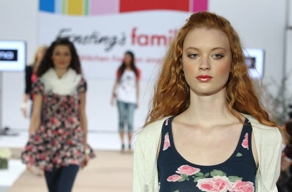 Model mit roten Locken auf dem Laufsteg