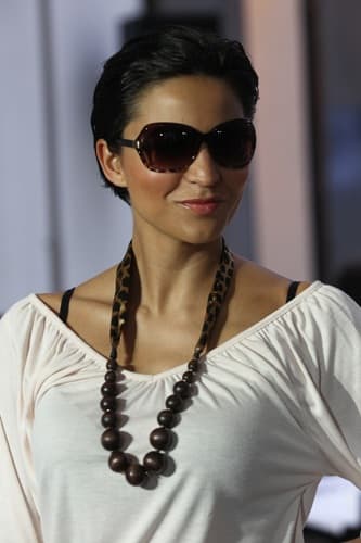 Model mit Kurzhaarschnitt und grosser Sonnenbrille