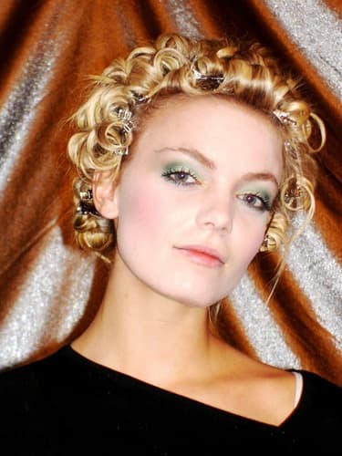 Blonde Locken, mit Klammern festgesteckt, grünes Augen-Make-up