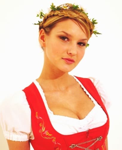 Trachten-Styling: geflochtener Haarkranz mit Blüten zum Dirndl